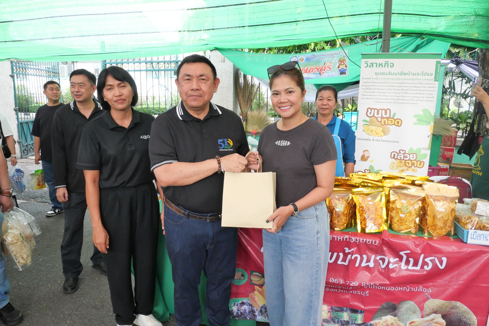 title - เลขาธิการ ส.ป.ก. เยี่ยมทักทายเกษตรกรและซื้อสินค้าในบรรยากาศวันสุดท้ายของการออกร้านขายสินค้า จากเขตปฏิรูปที่ดิน ส่งท้ายงานครบรอบ 51 ปี ส.ป.ก.